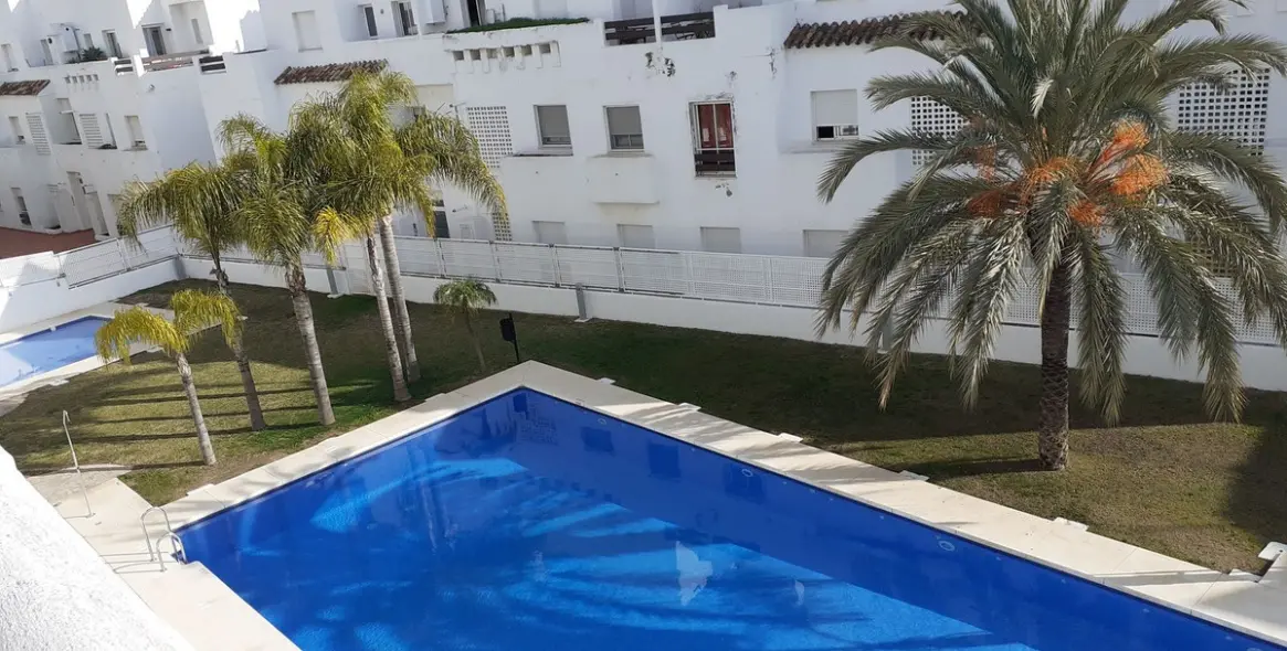 Sale of middle floor apartment in Estepona 1