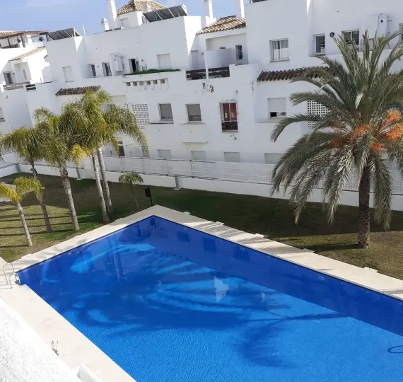 Sale of middle floor apartment in Estepona