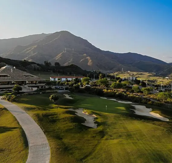 Sale of middle floor apartment in Estepona