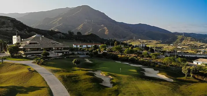 Sale of middle floor apartment in Estepona 1