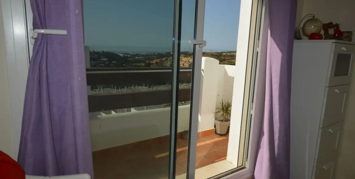 Sale of middle floor apartment in Estepona 3