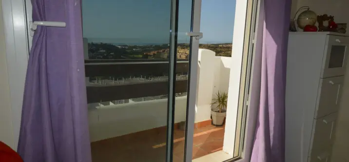Sale of middle floor apartment in Estepona 2