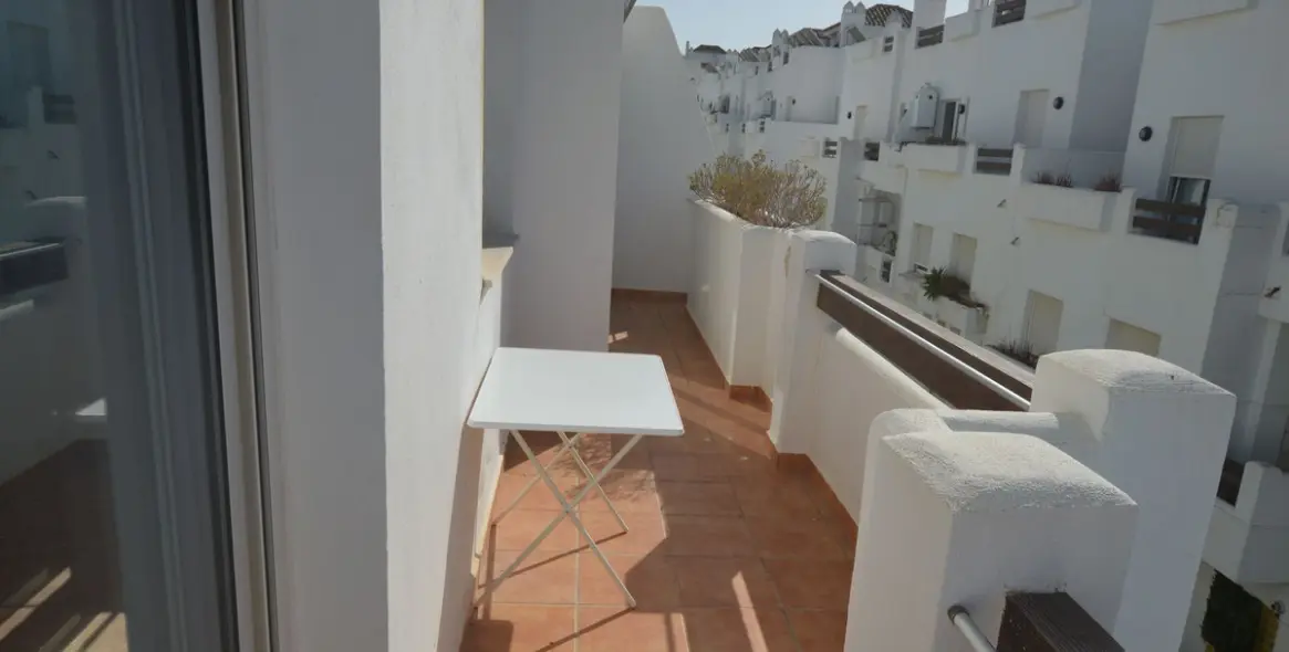 Sale of middle floor apartment in Estepona 4