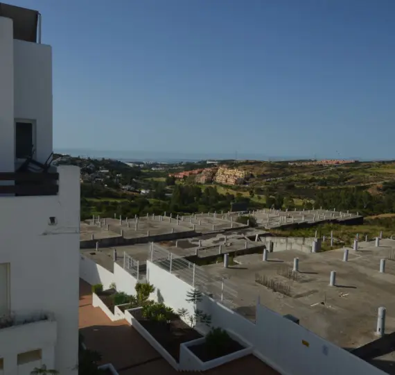 Sale of middle floor apartment in Estepona