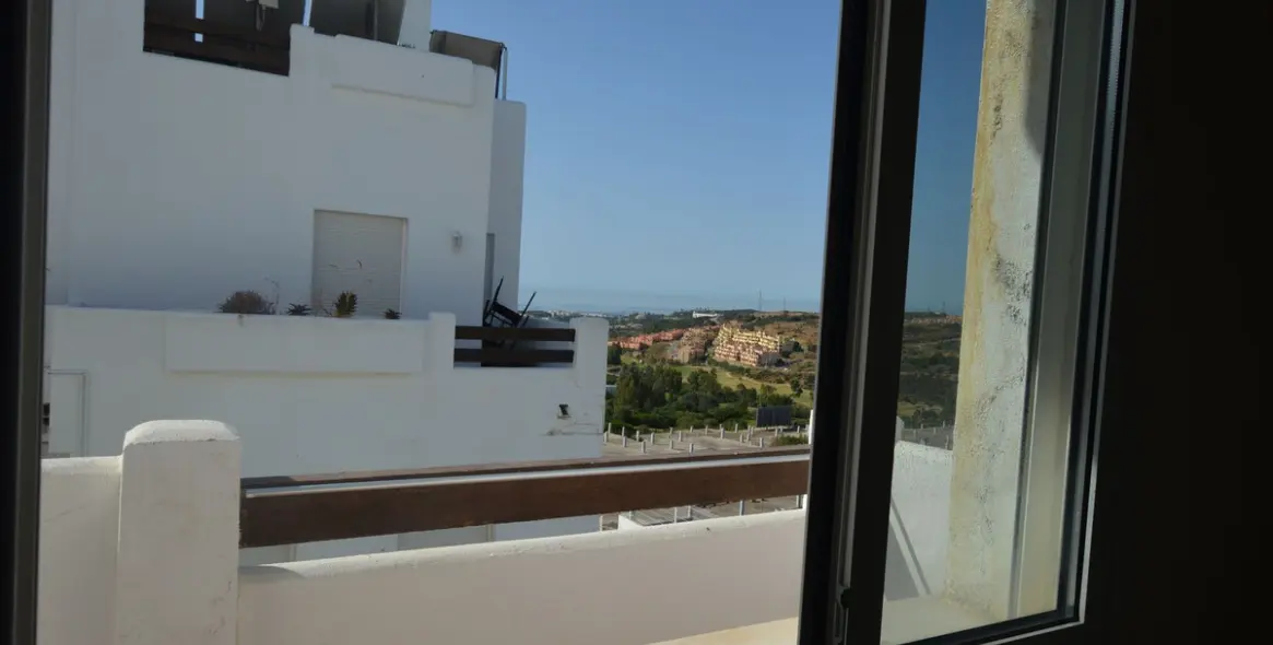 Sale of middle floor apartment in Estepona 17