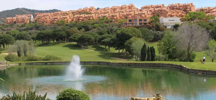 Sale of middle floor apartment in Elviria 0