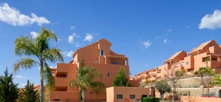 Sale of middle floor apartment in Elviria 2