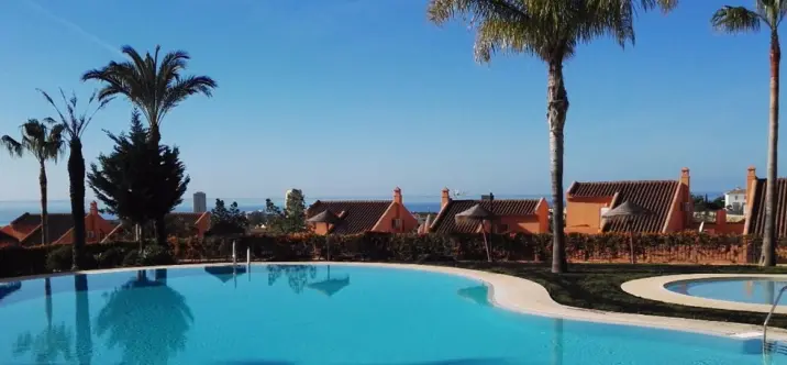 Sale of middle floor apartment in Elviria 3