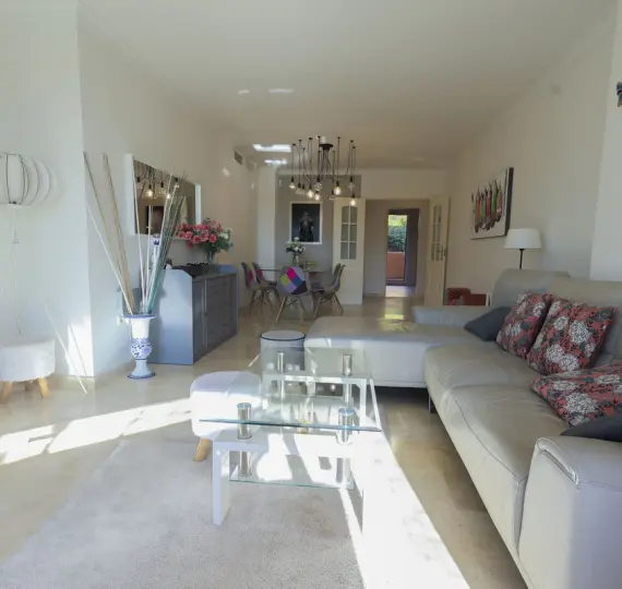 Sale of middle floor apartment in Elviria