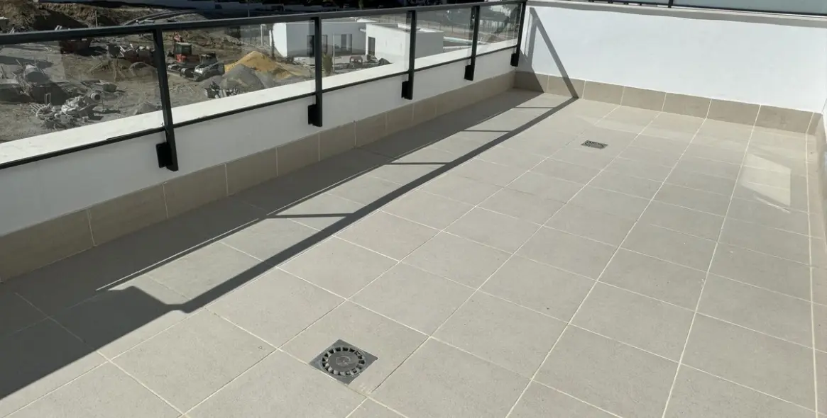 Sale of middle floor apartment in Estepona 1