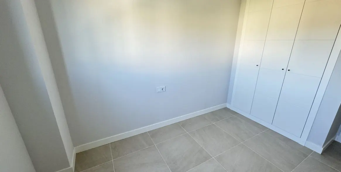 Sale of middle floor apartment in Estepona 2