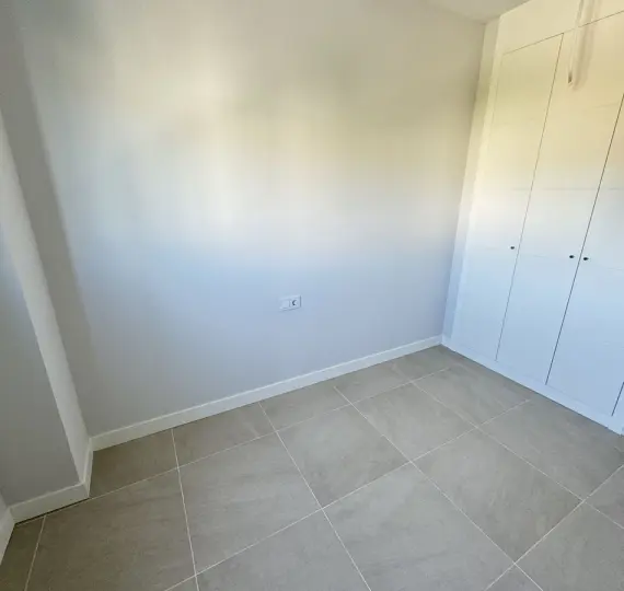 Sale of middle floor apartment in Estepona