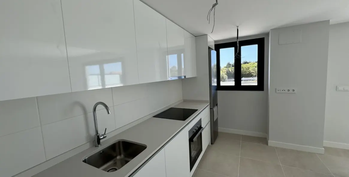 Sale of middle floor apartment in Estepona 11