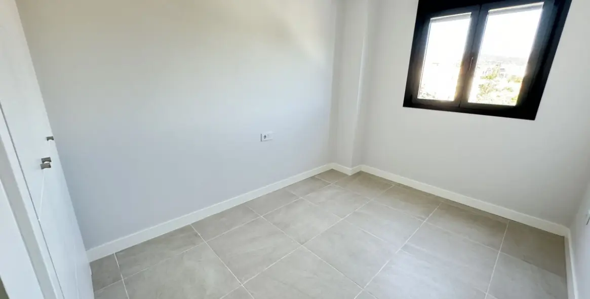 Sale of middle floor apartment in Estepona 12