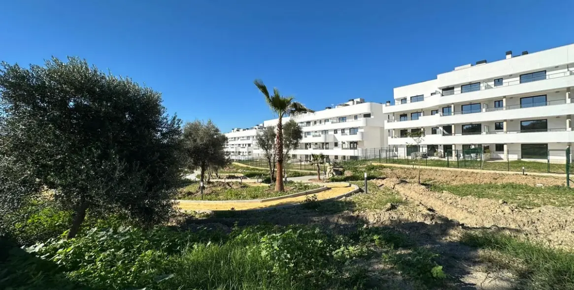 Sale of middle floor apartment in Estepona 20