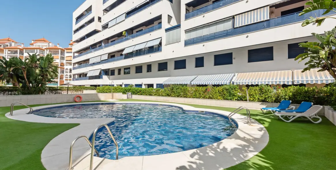 Sale of middle floor apartment in Estepona 1
