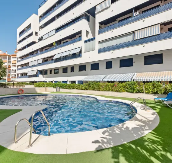 Sale of middle floor apartment in Estepona
