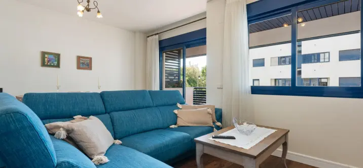 Sale of middle floor apartment in Estepona 2