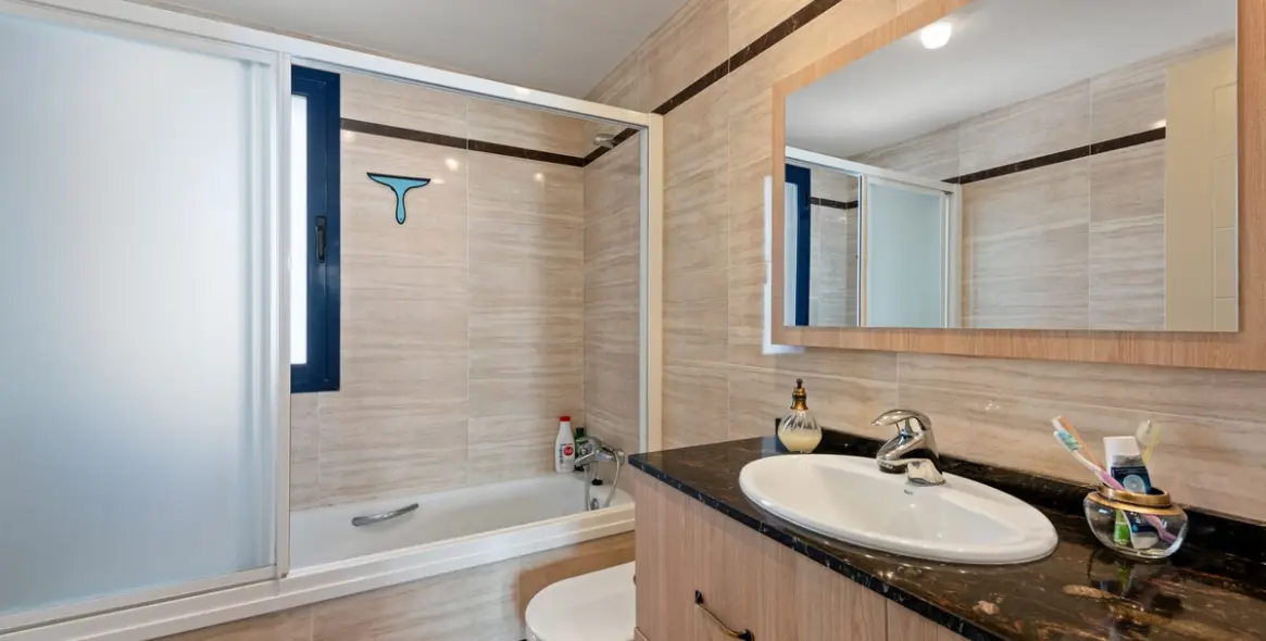 Sale of middle floor apartment in Estepona 13