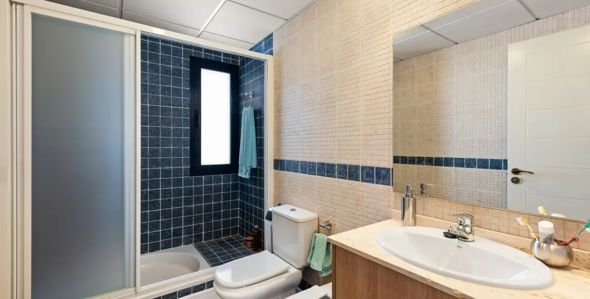 Sale of middle floor apartment in Estepona 16