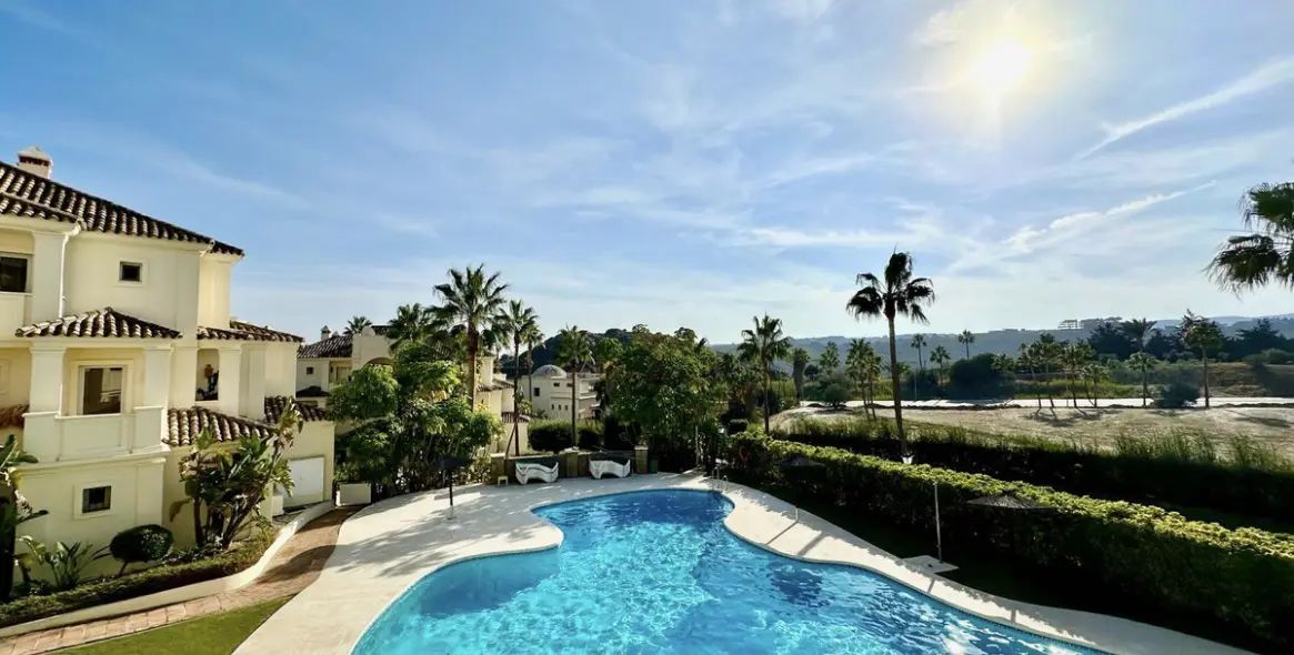 Продажа апартаментов на среднем этаже в Casares 1