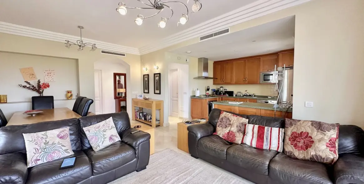 Продажа апартаментов на среднем этаже в Casares 4