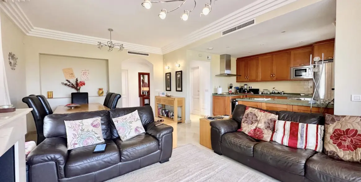 Продажа апартаментов на среднем этаже в Casares 7