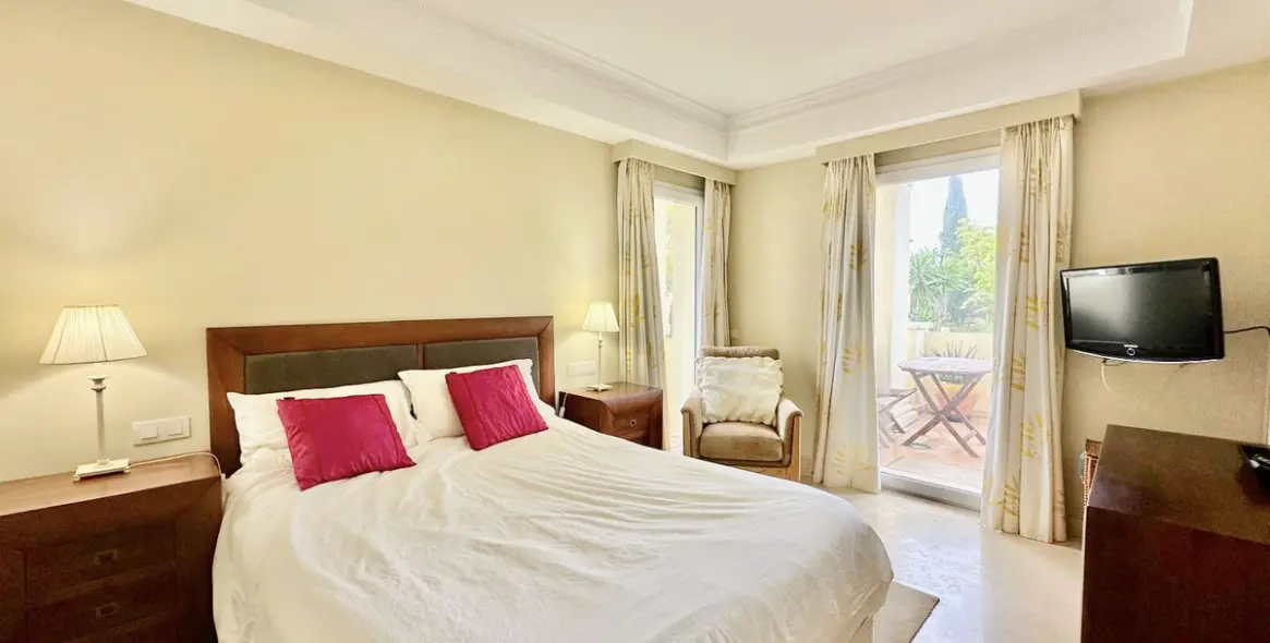 Продажа апартаментов на среднем этаже в Casares 11