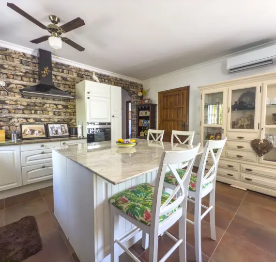 Sale of finca - cortijo in Tolox