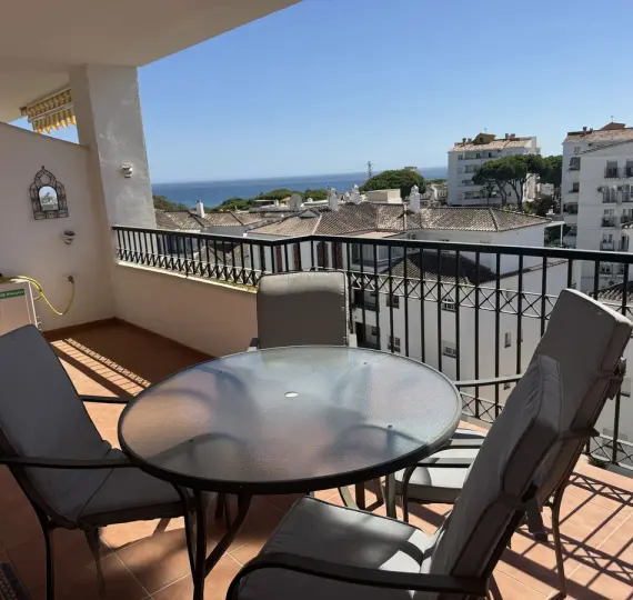 Продажа апартаментов на среднем этаже в Calahonda