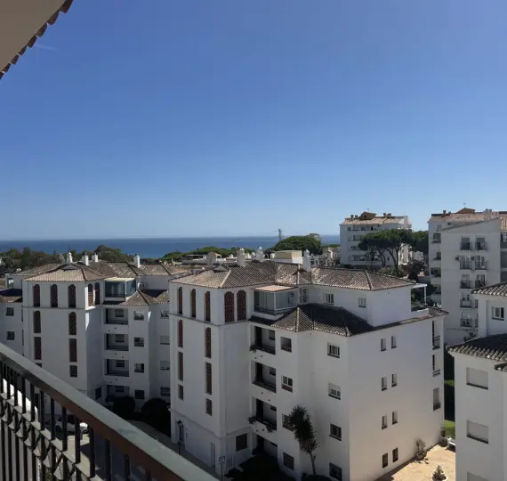 Продажа апартаментов на среднем этаже в Calahonda