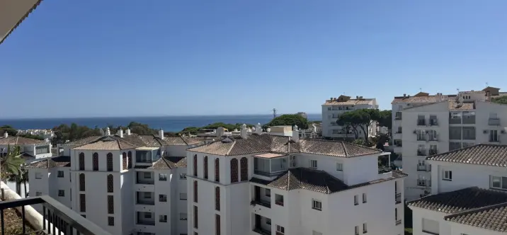 Продажа апартаментов на среднем этаже в Calahonda 1