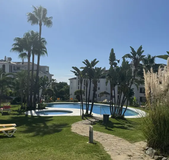 Продажа апартаментов на среднем этаже в Calahonda