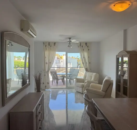 Продажа апартаментов на среднем этаже в Calahonda