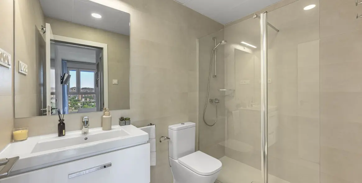 Sale of middle floor apartment in Málaga 10