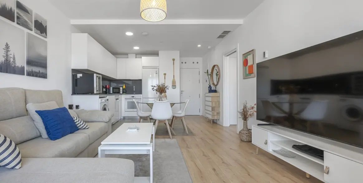 Sale of middle floor apartment in Málaga 16