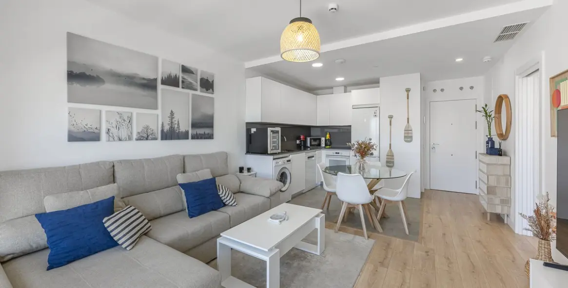 Sale of middle floor apartment in Málaga 17