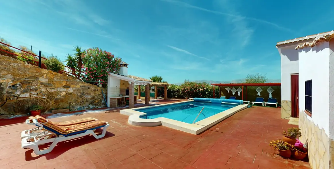 Sale of detached villa in El Borge 2