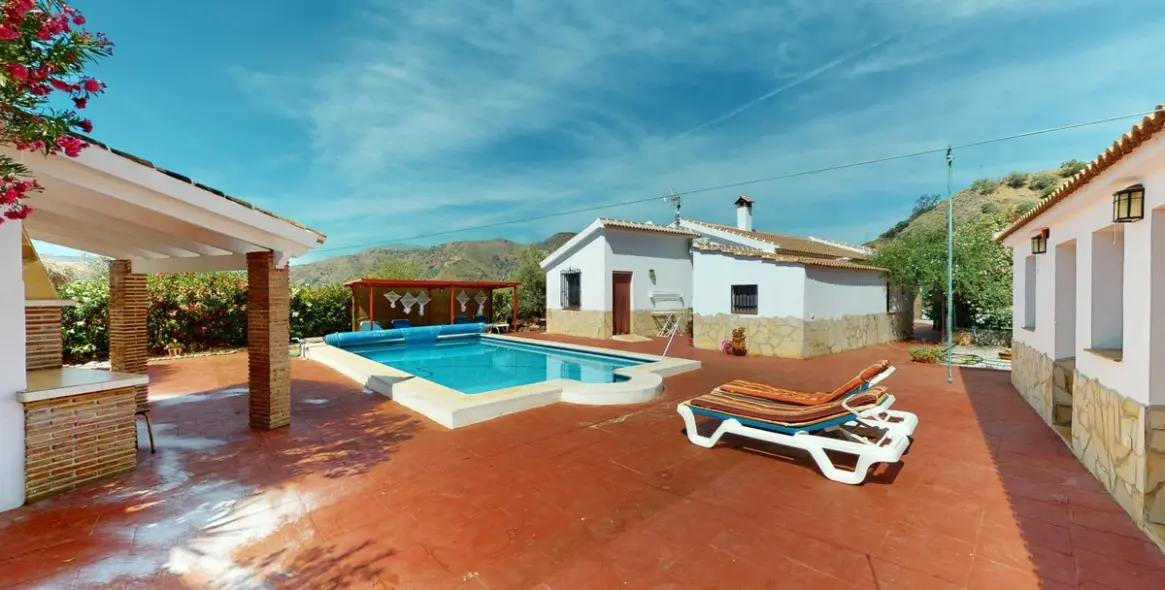 Sale of detached villa in El Borge 3