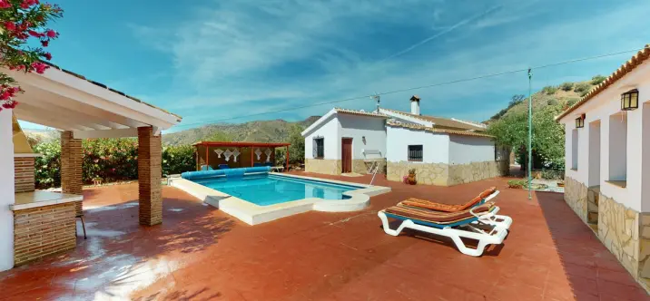 Sale of detached villa in El Borge 2