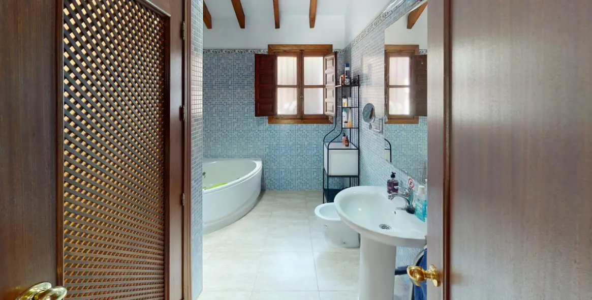 Sale of detached villa in El Borge 18