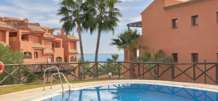 Продажа апартаментов на первом этаже в Casares 0