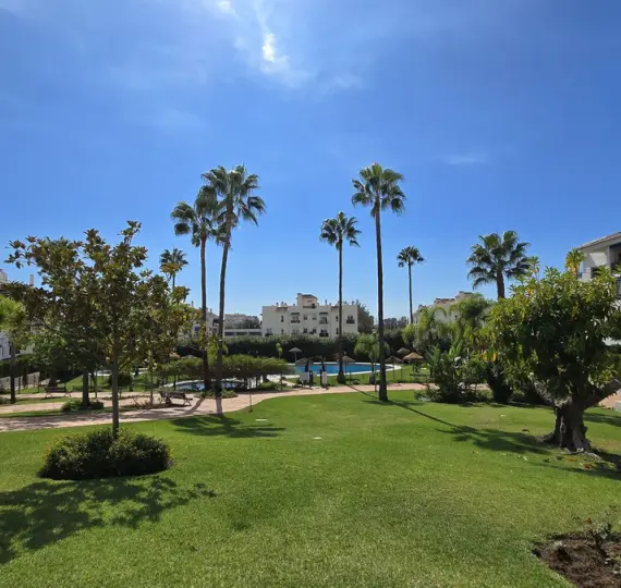 Sale of middle floor apartment in Nueva Andalucía