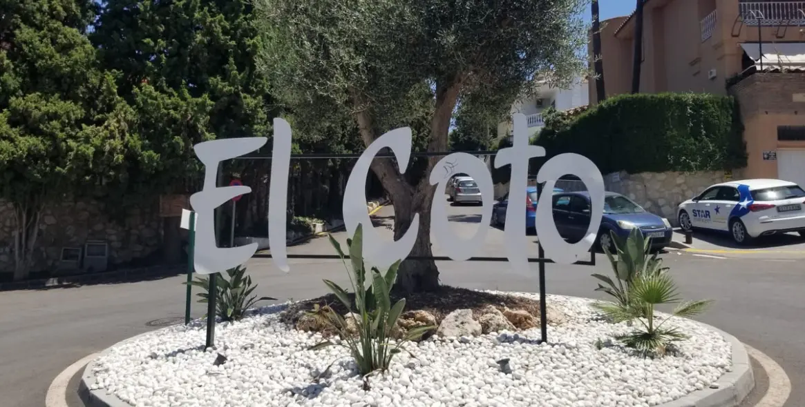 Продажа дома на две семьи в El Coto 1