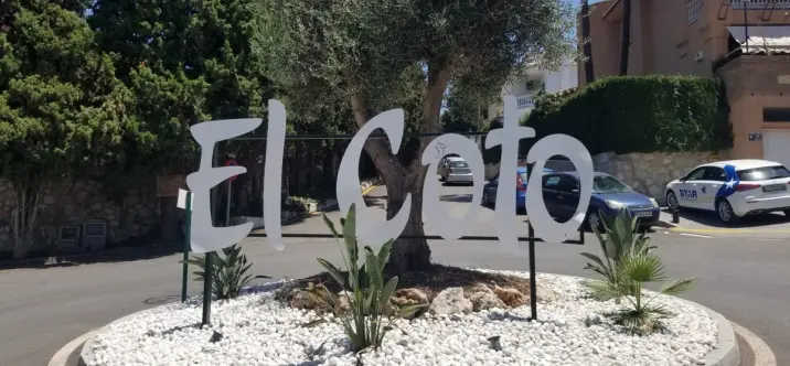 Продажа дома на две семьи в El Coto 0