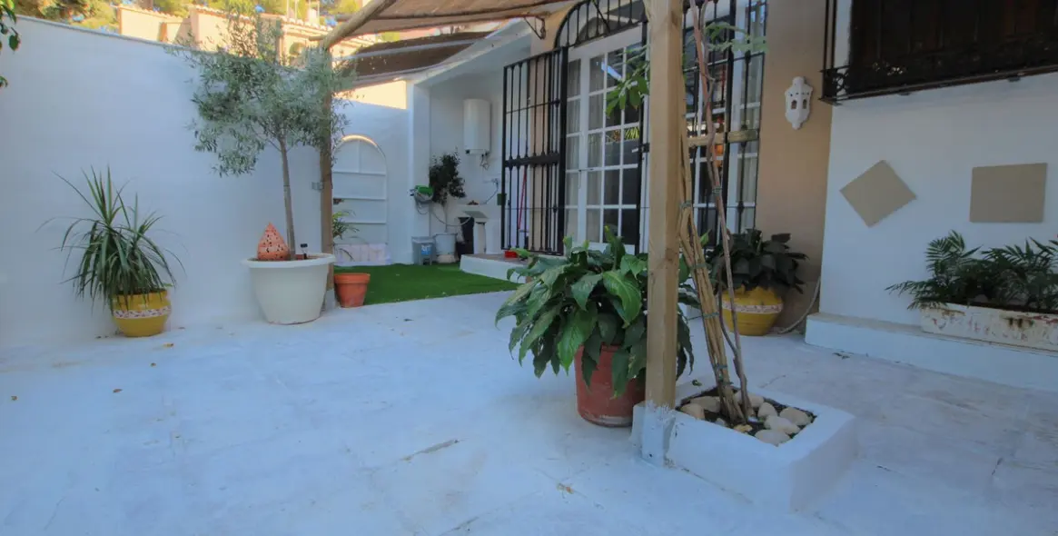 Продажа дома на две семьи в El Coto 2