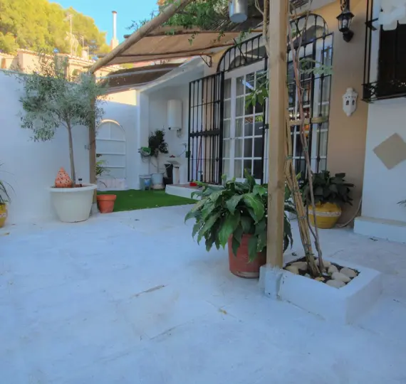 Продажа дома на две семьи в El Coto