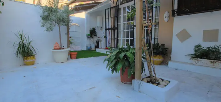 Продажа дома на две семьи в El Coto 1