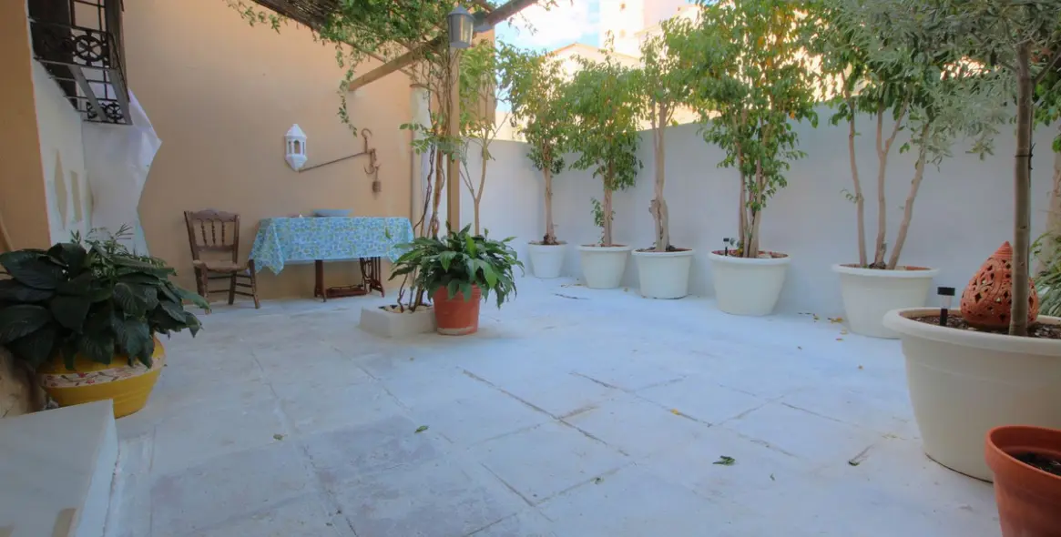 Продажа дома на две семьи в El Coto 3