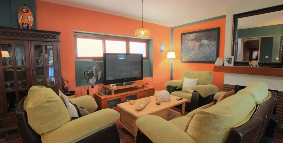 Продажа дома на две семьи в El Coto 4